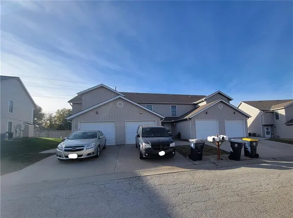 $850,000 | 10620-10626 North Locust Court, Kansas City, MO 64155