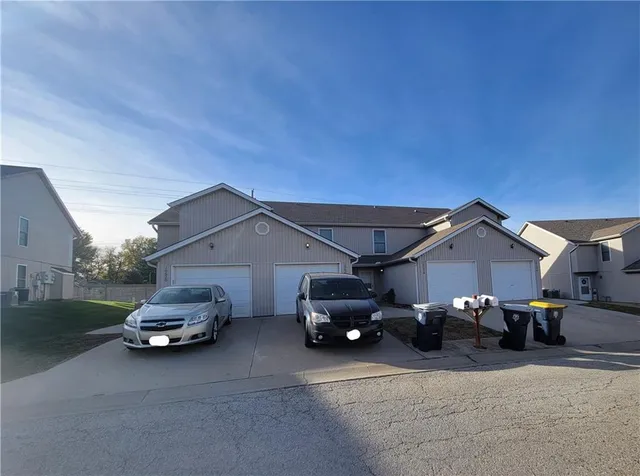 $850,000 | 10620-10626 North Locust Court, Kansas City, MO 64155