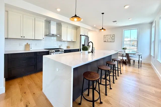 $1,149,000 | 165 Everett Street, Unit 7, Boston, MA 02128