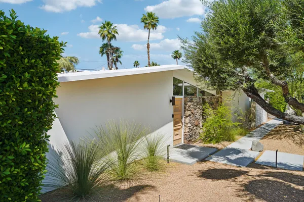 $1,595,000 | 2101 North Berne Drive, Palm Springs, CA 92262