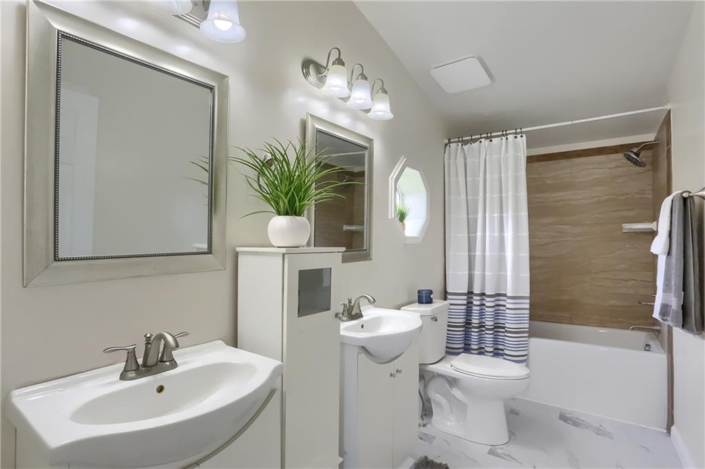 140 McCaslin Road New Castle, PA 16101 - Photo 15 of 28 a bathroom with a sink toilet and shower