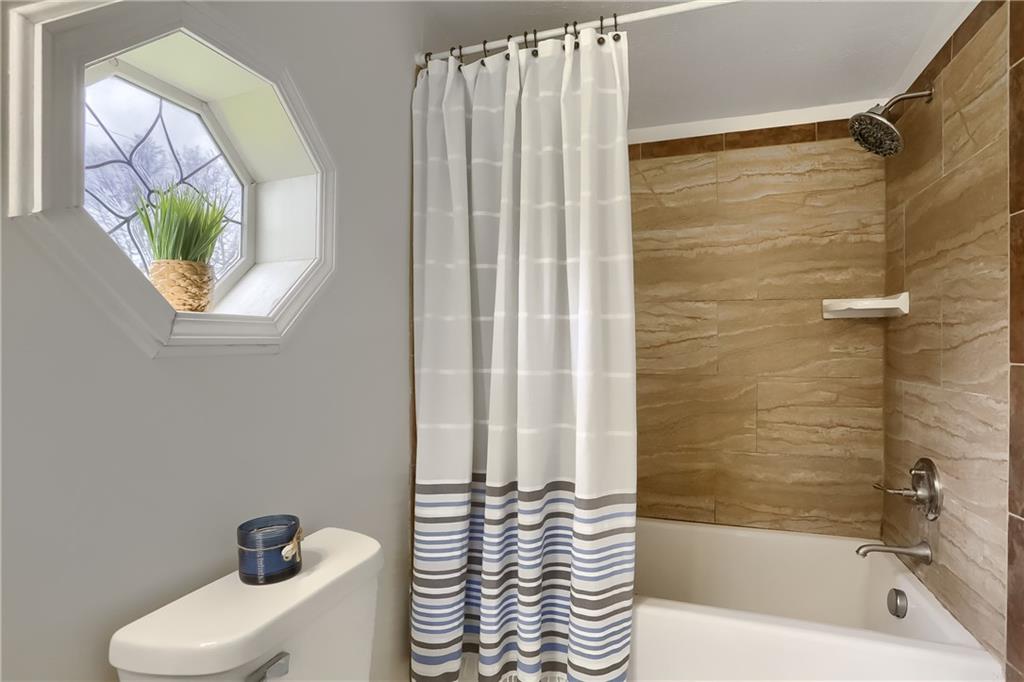 140 McCaslin Road New Castle, PA 16101 - Photo 17 of 28 a bathroom with a bathtub and sink