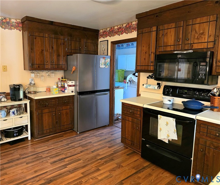 13305 Pointer Ridge Terrace Midlothian, VA 23112 - Photo 4 of 24 a kitchen with stainless steel appliances wooden cabinets and a stove top oven