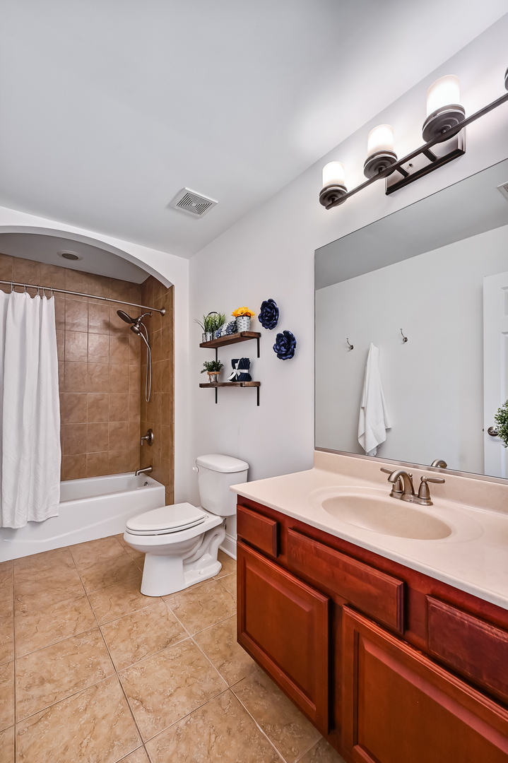 14951 South Preserve Drive Lockport, IL 60441 - Photo 21 of 25 a bathroom with a sink a toilet and shower