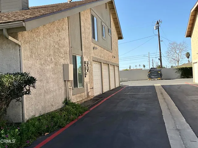 a view of a parking area