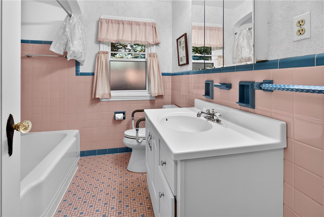 373 Aberdeen Street Rochester, NY 14619 - Photo 14 of 39 Solidly built tile bath