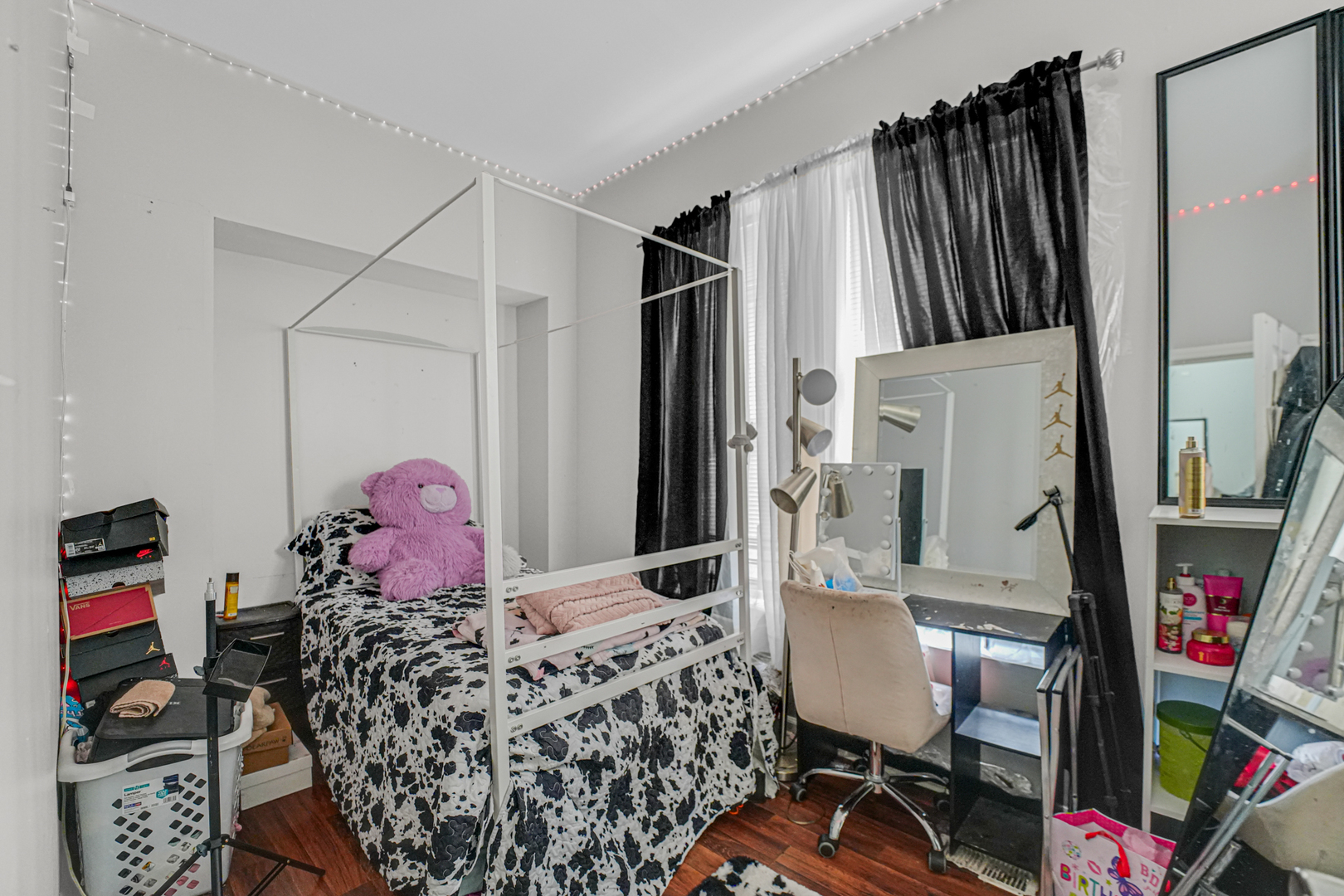 7222 South Rhodes Avenue Chicago, IL 60619 - Photo 13 of 22 a room with furniture a rug and a closet