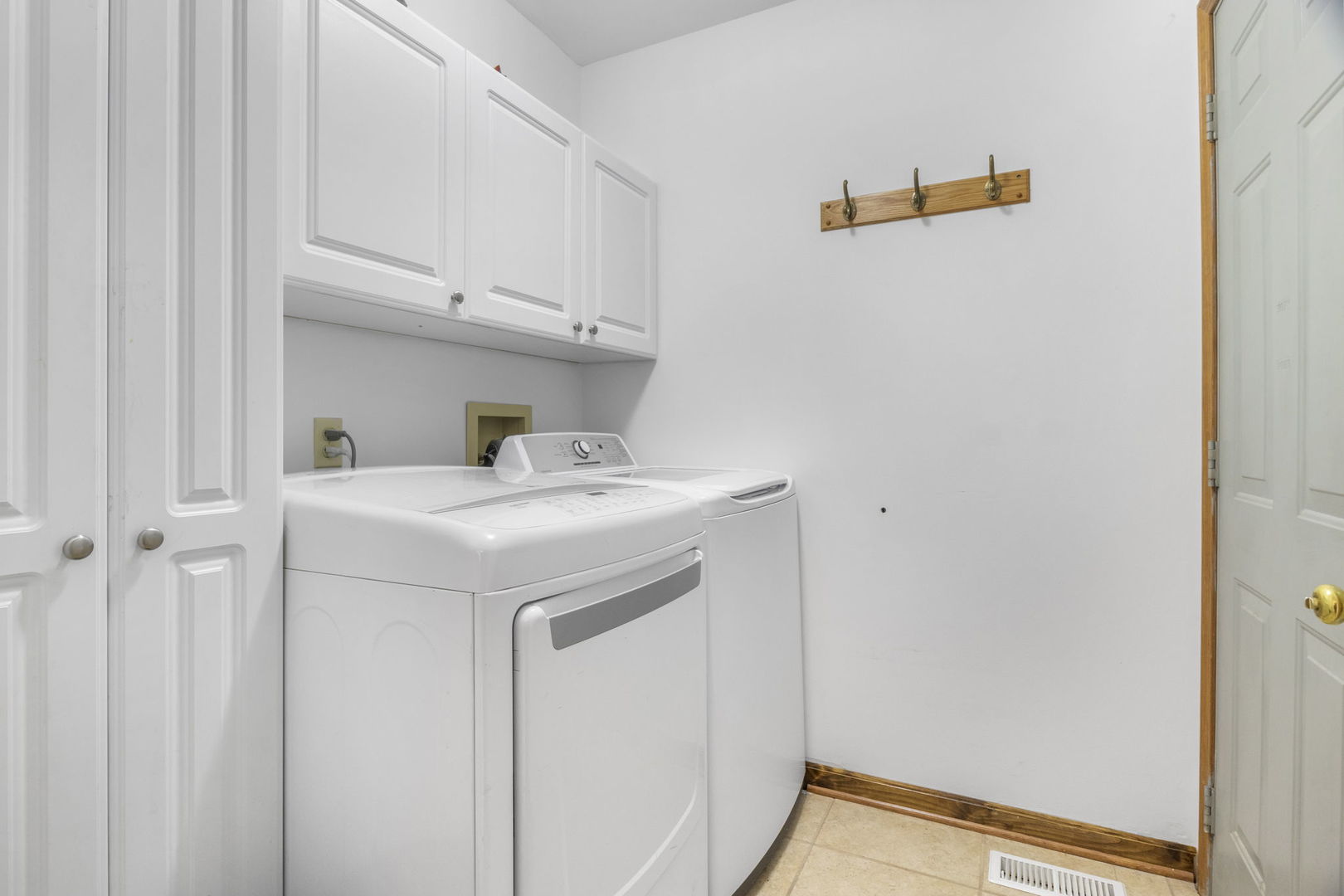 5207 Sunmeadow Drive Plainfield, IL 60586 - Photo 15 of 32 a utility room with dryer and washer