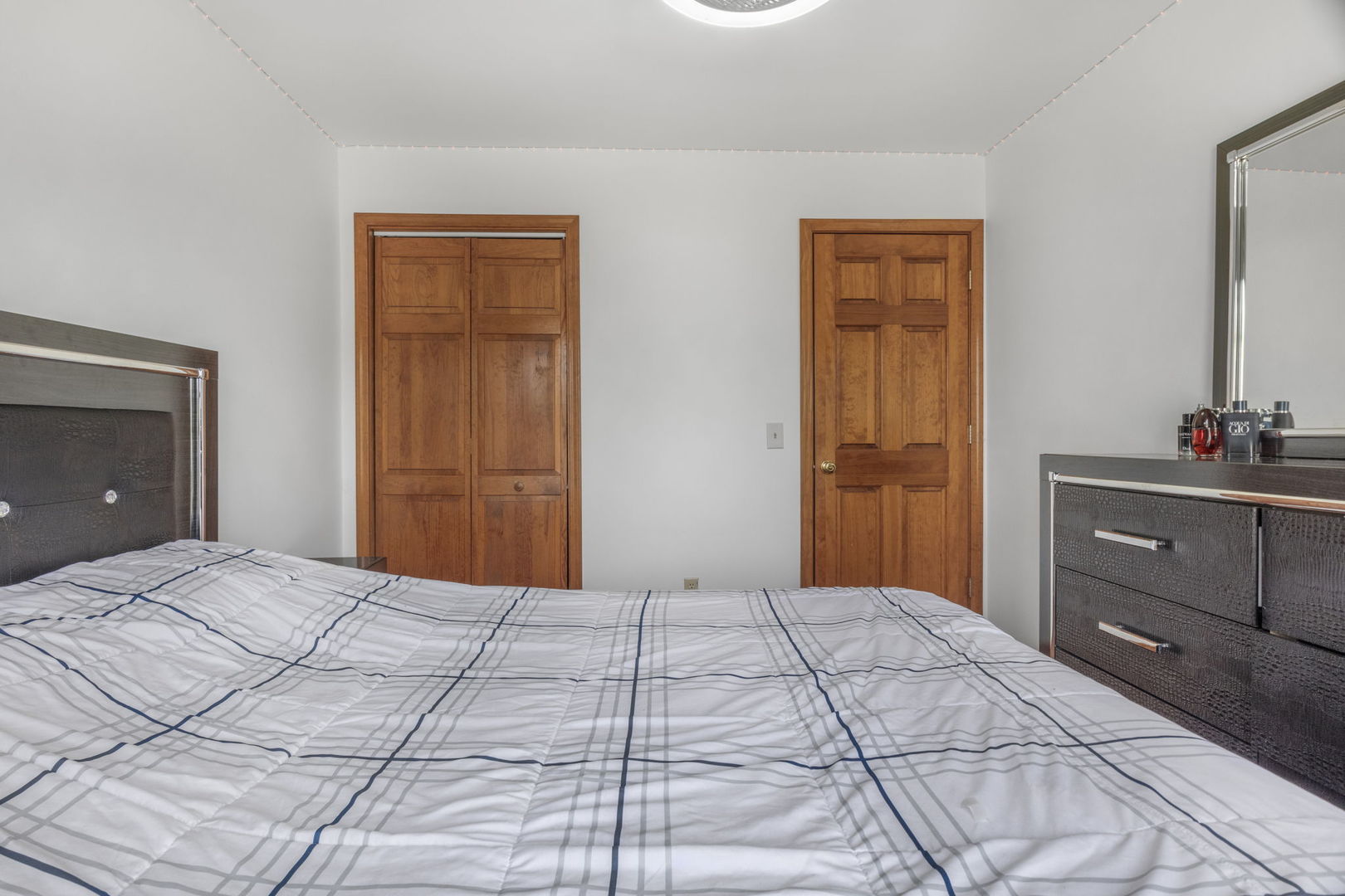 5207 Sunmeadow Drive Plainfield, IL 60586 - Photo 18 of 32 a bedroom with a bed and a dresser