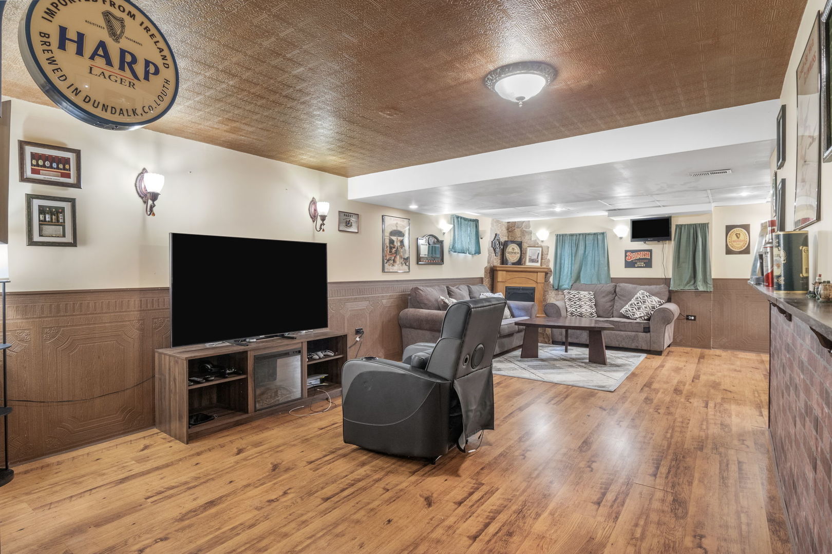 5207 Sunmeadow Drive Plainfield, IL 60586 - Photo 28 of 32 a living room with furniture and a flat screen tv