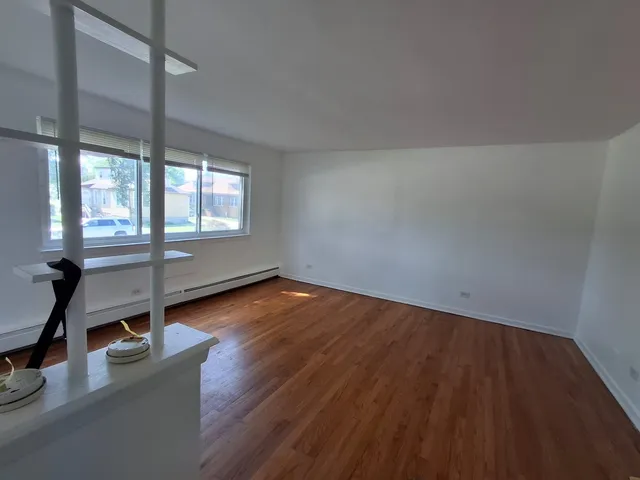 $1,350 | 2127 South 15th Avenue, Unit 1N, Broadview, IL 60155