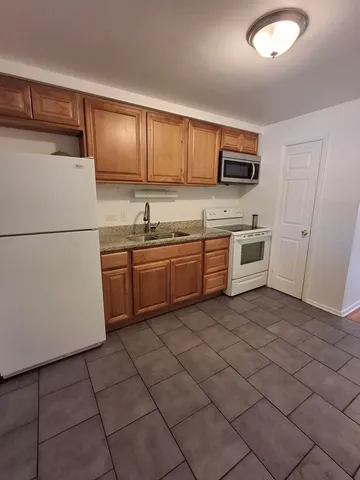 $1,350 | 2127 South 15th Avenue, Unit 1N, Broadview, IL 60155