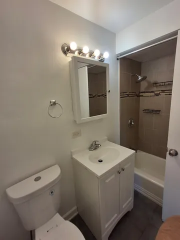 $1,350 | 2127 South 15th Avenue, Unit 1N, Broadview, IL 60155