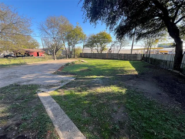 a view of yard with green space