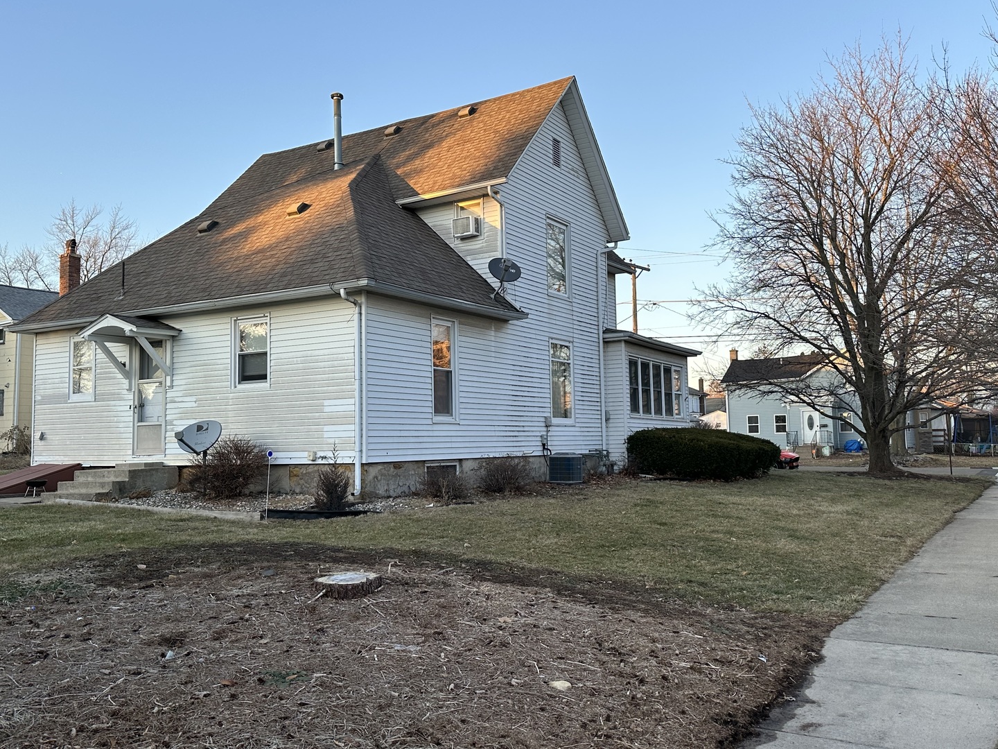109 East Morris Street Morrison, IL 61270 - Photo 14 of 14 a front view of a house with a yard