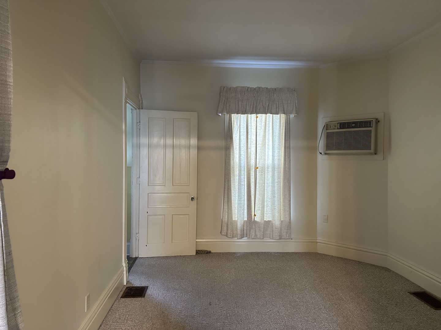 109 East Morris Street Morrison, IL 61270 - Photo 5 of 14 an empty room with windows and closet