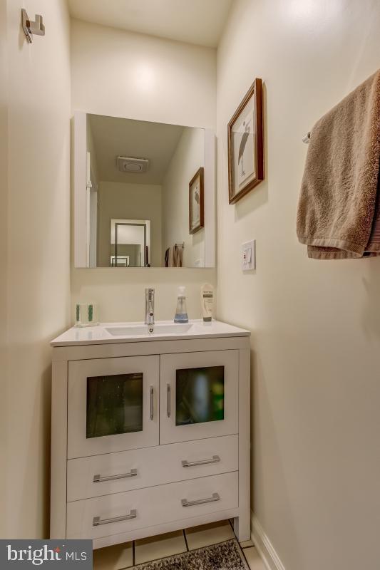 10985 Thrush Ridge Road Reston, VA 20191 - Photo 14 of 56 Updated main level powder room