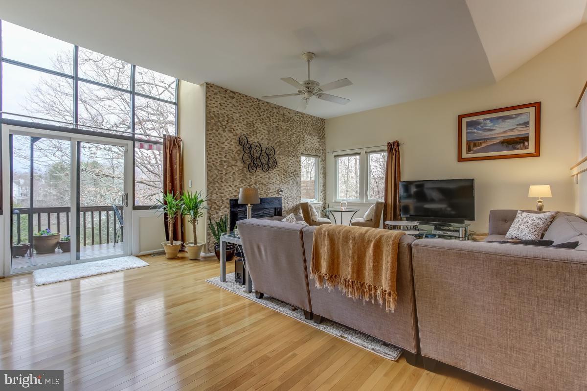 10985 Thrush Ridge Road Reston, VA 20191 - Photo 22 of 56 Oak hardwoods & access to deck overlooking lake!