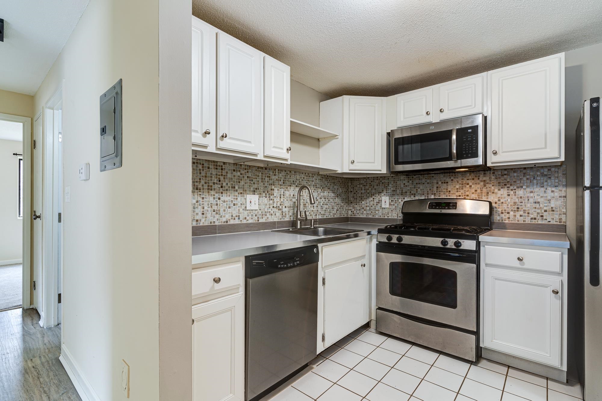 3 Brookside Drive, Unit 5 Exeter, NH 03833 - Photo 1 of 20 Gallery Image 1
