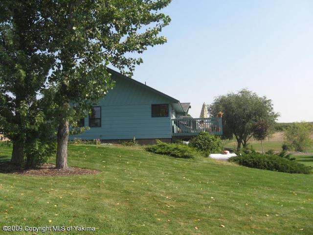 246 Coombs Road Moxee, WA 98936 - Photo 3 of 15 Yard