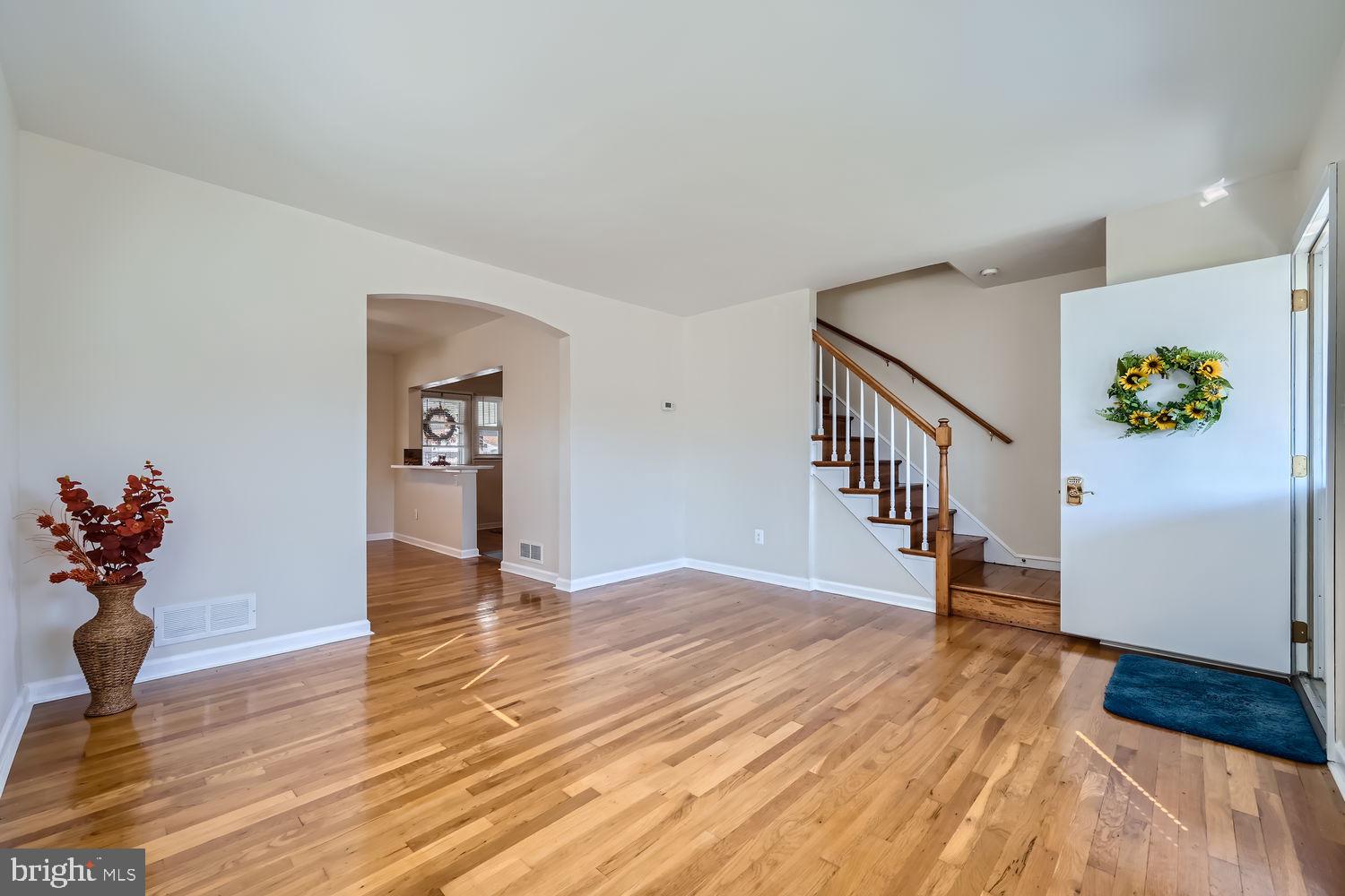 7832 Charlesmont Road Dundalk, MD 21222 - Photo 5 of 33 Living room
