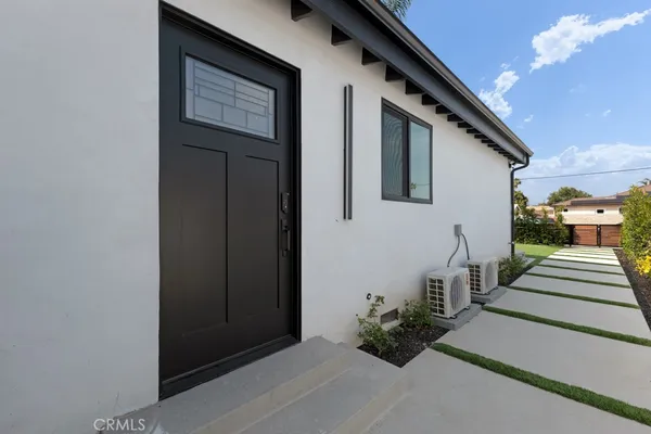$2,350 | 18238 Hartland Street, Reseda, CA 91335