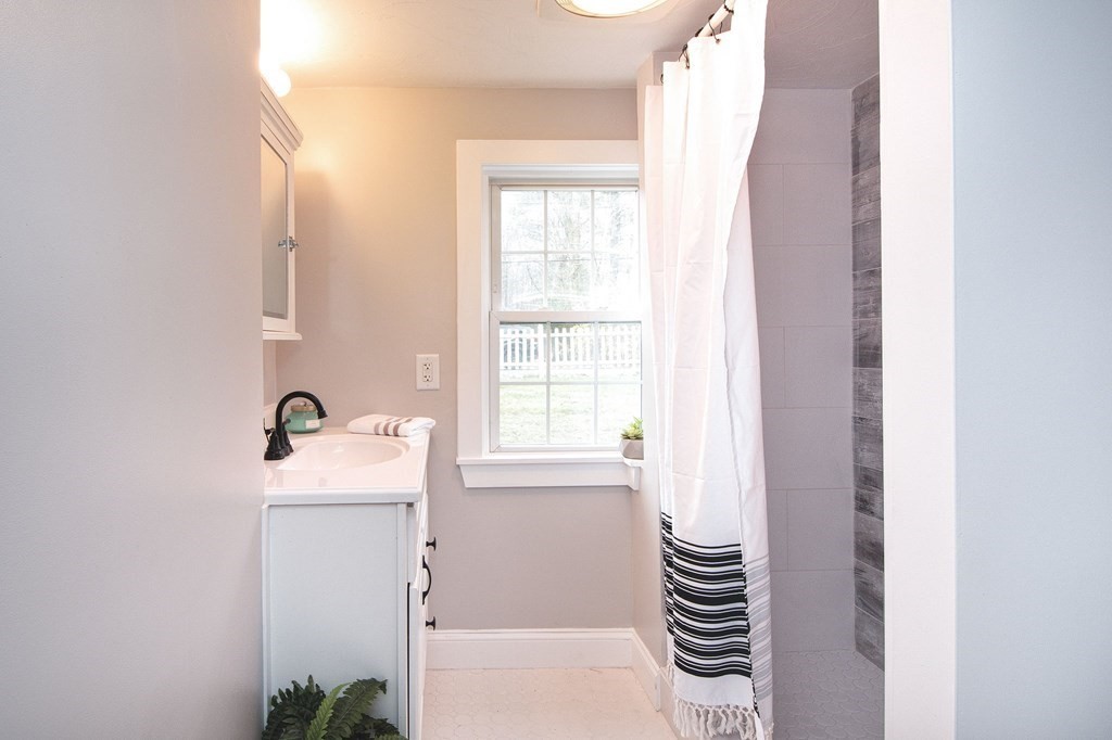 27 South Shore Road Holbrook, MA 02343 - Photo 13 of 37