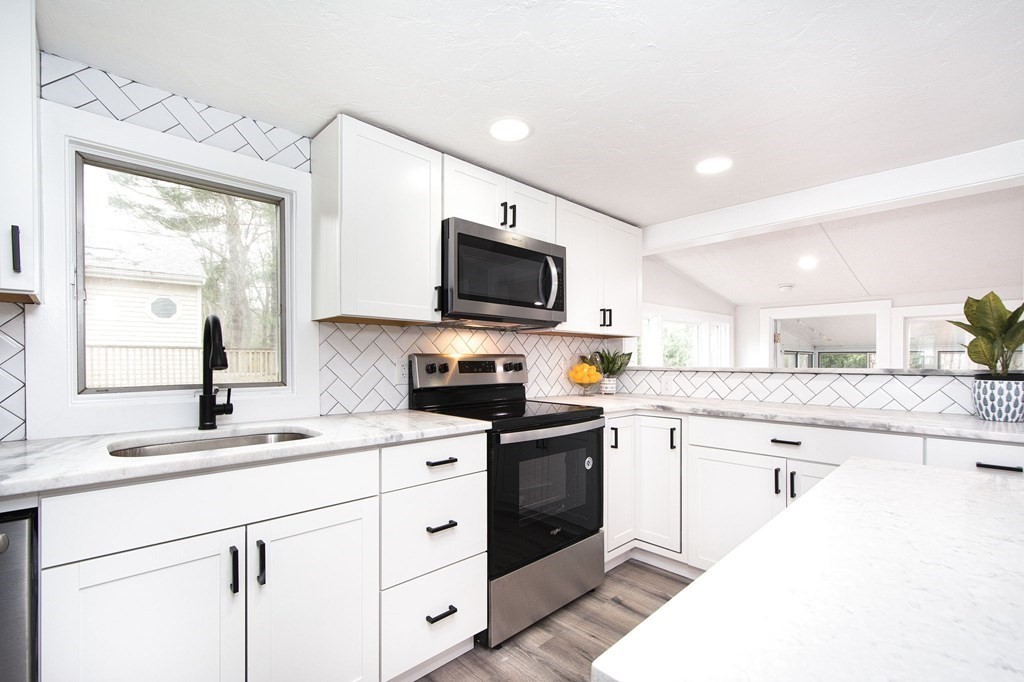 27 South Shore Road Holbrook, MA 02343 - Photo 5 of 37
