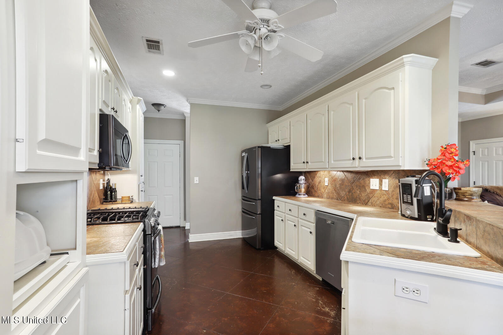 135 Pine Ridge Circle Brandon, MS 39047 - Photo 8 of 20 .