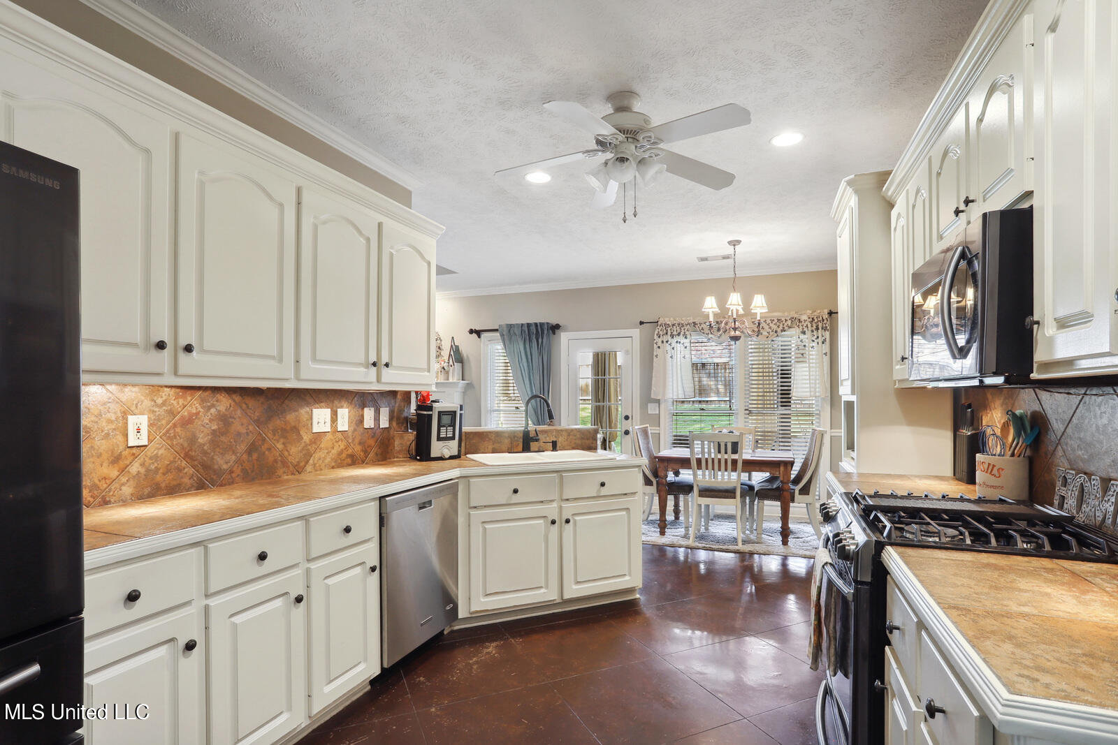 135 Pine Ridge Circle Brandon, MS 39047 - Photo 9 of 20 .