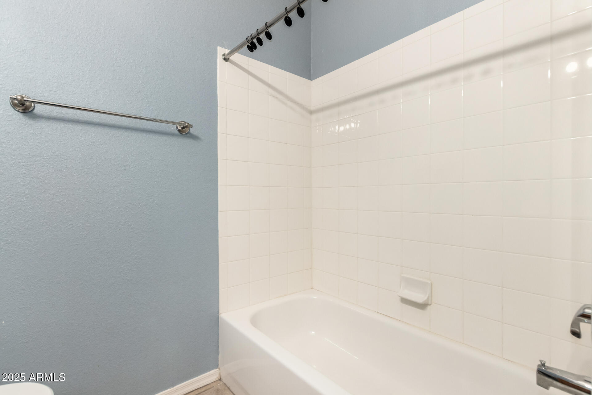 1335 East June Street, Unit 239 Mesa, AZ 85203 - Photo 22 of 34 a bathroom with a bathtub