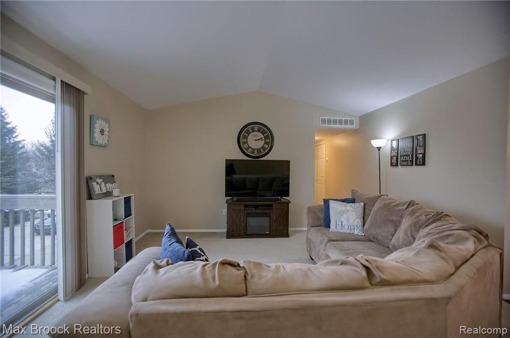 210 Pine Tree Ridge, Unit 4 Waterford, MI 48327 - Photo 3 of 22