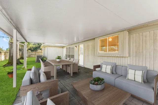 a view of a house with backyard