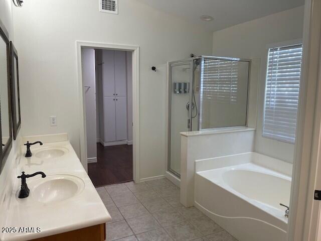 1038 South Roca Street Gilbert, AZ 85296 - Photo 30 of 47 a bathroom with a tub sink and mirror
