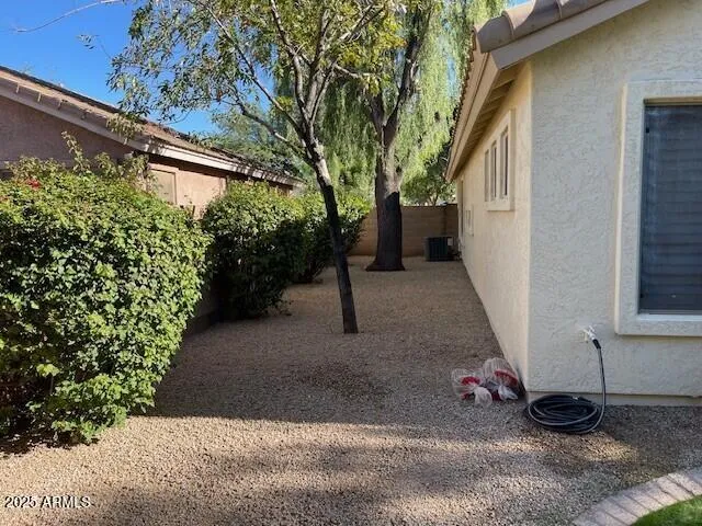 a view of a back yard