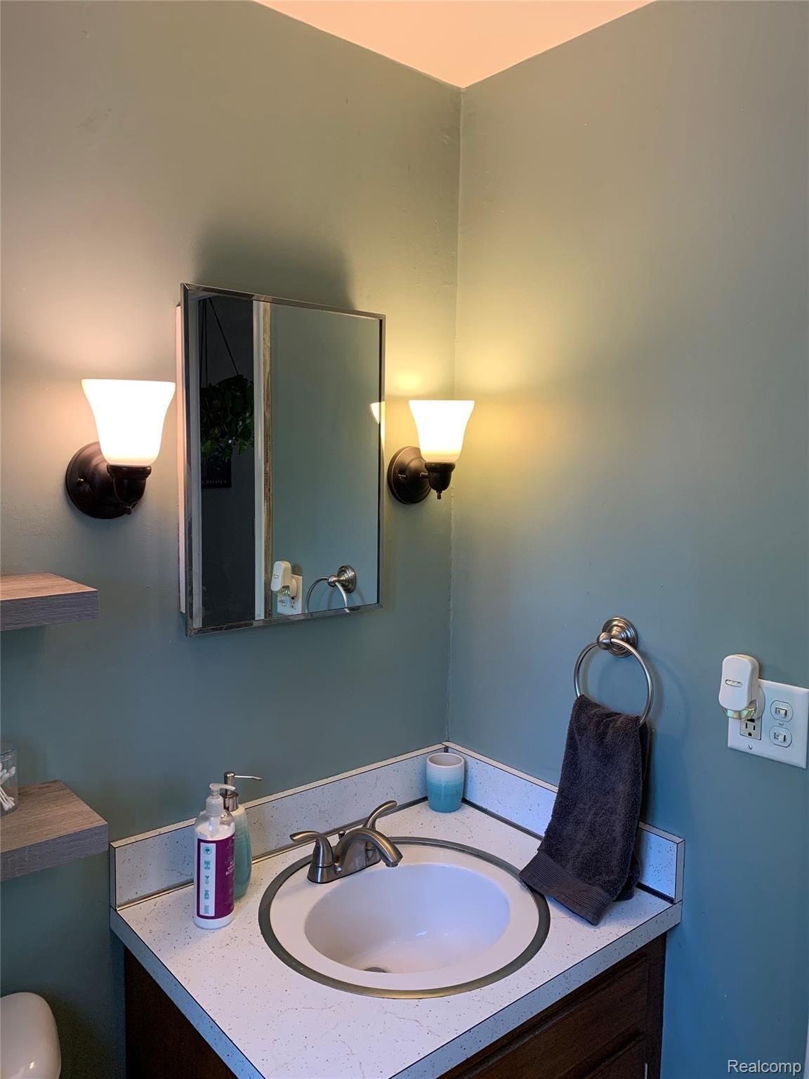 2189 Hampton Road Grosse Pointe, MI 48236 - Photo 20 of 55 IMG_2880.jpg