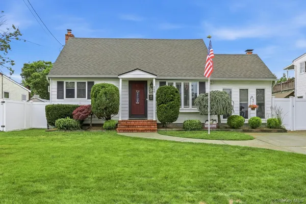 $669,000 | 246 29th Street, Lindenhurst, NY 11757