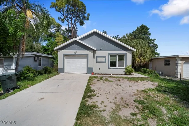 a view of a house with a yard