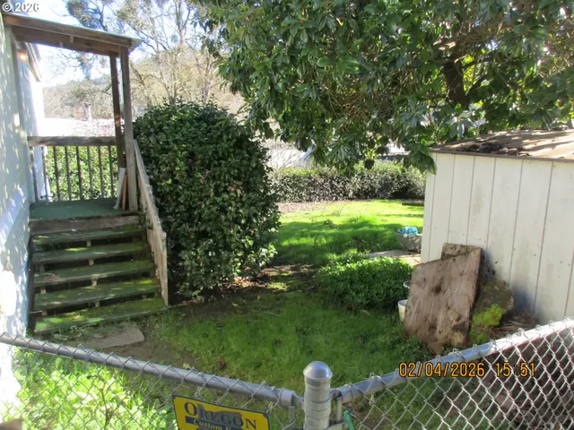 a view of a back yard