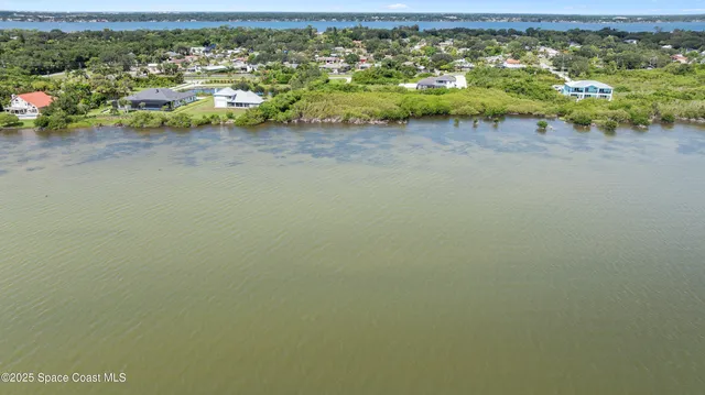 a view of a houses with street view