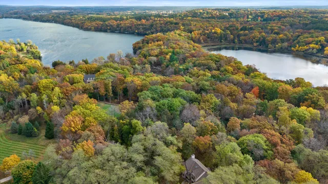 $2,925,000 | 6644 North Shawmoors Drive, Chenequa, WI 53029