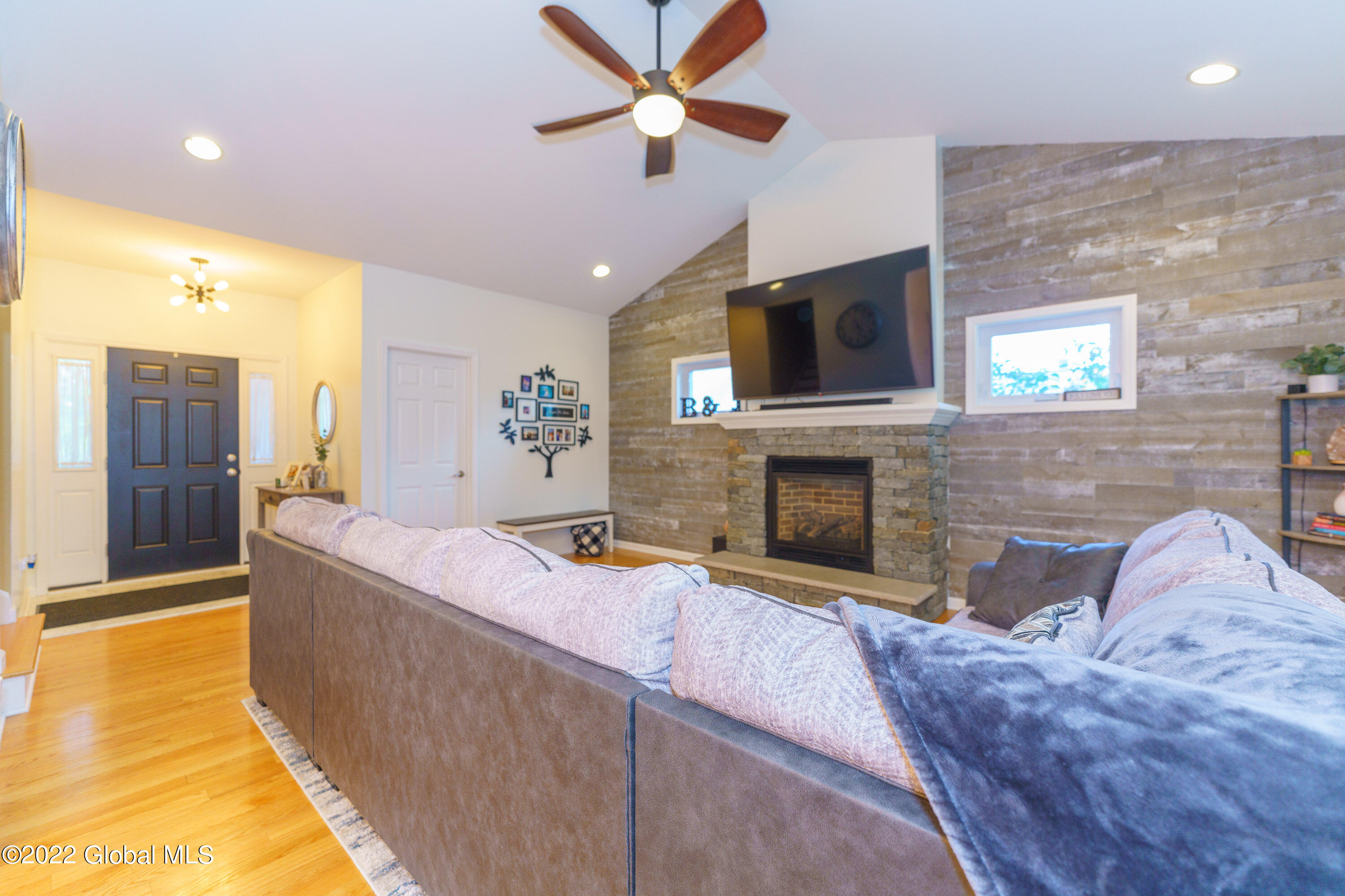 1020 A Princetown Road Schenectady, NY 12306 - Photo 8 of 36 2 Livingroom 4