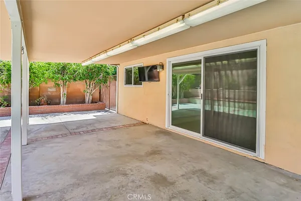 a view of a house with backyard and trees