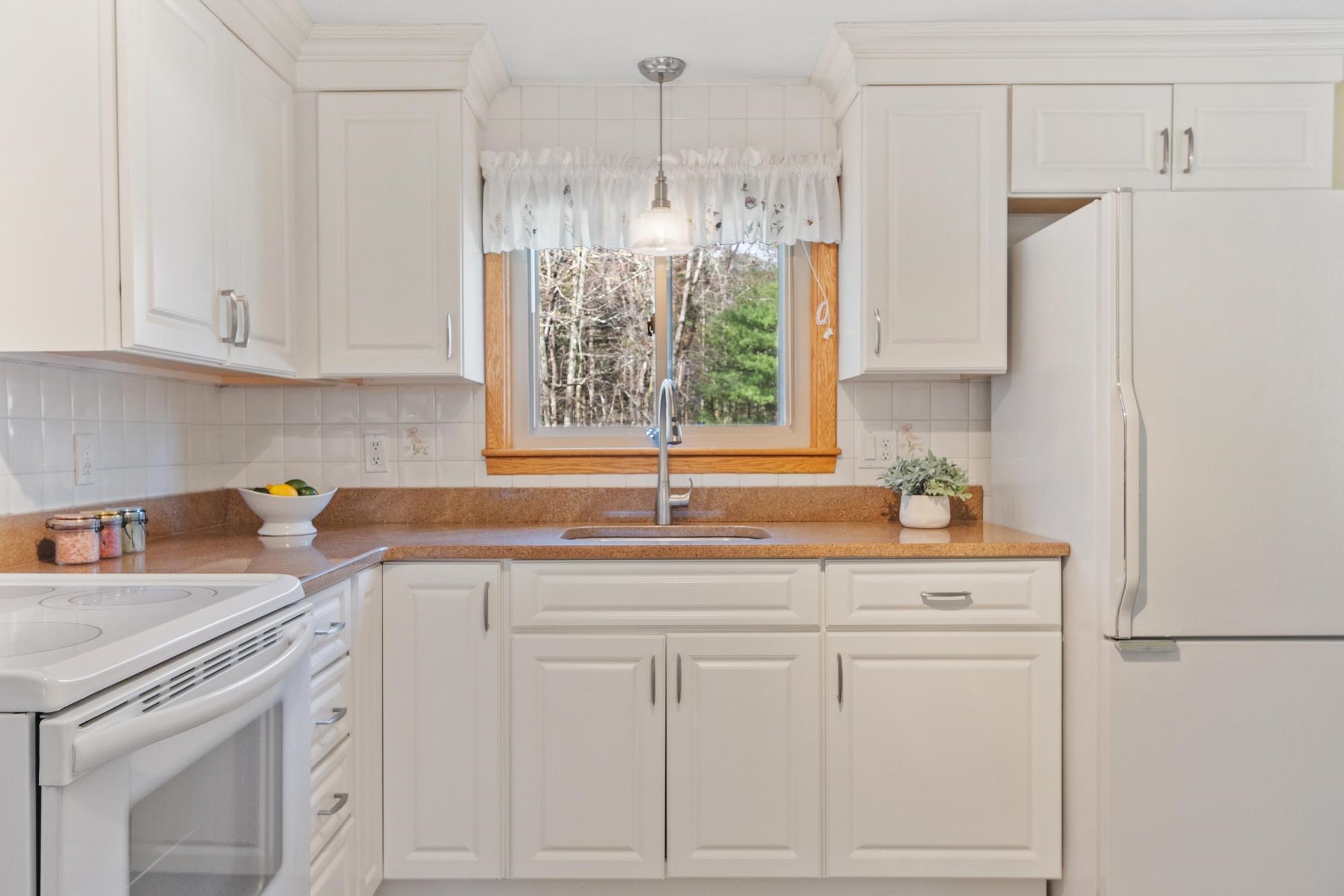 156 Belknap Road Hudson, NH 03051 - Photo 8 of 28 Gallery Image 8