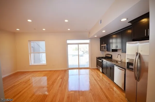 $2,725 | 105 Center Street, Unit 2, Garwood, NJ 07027