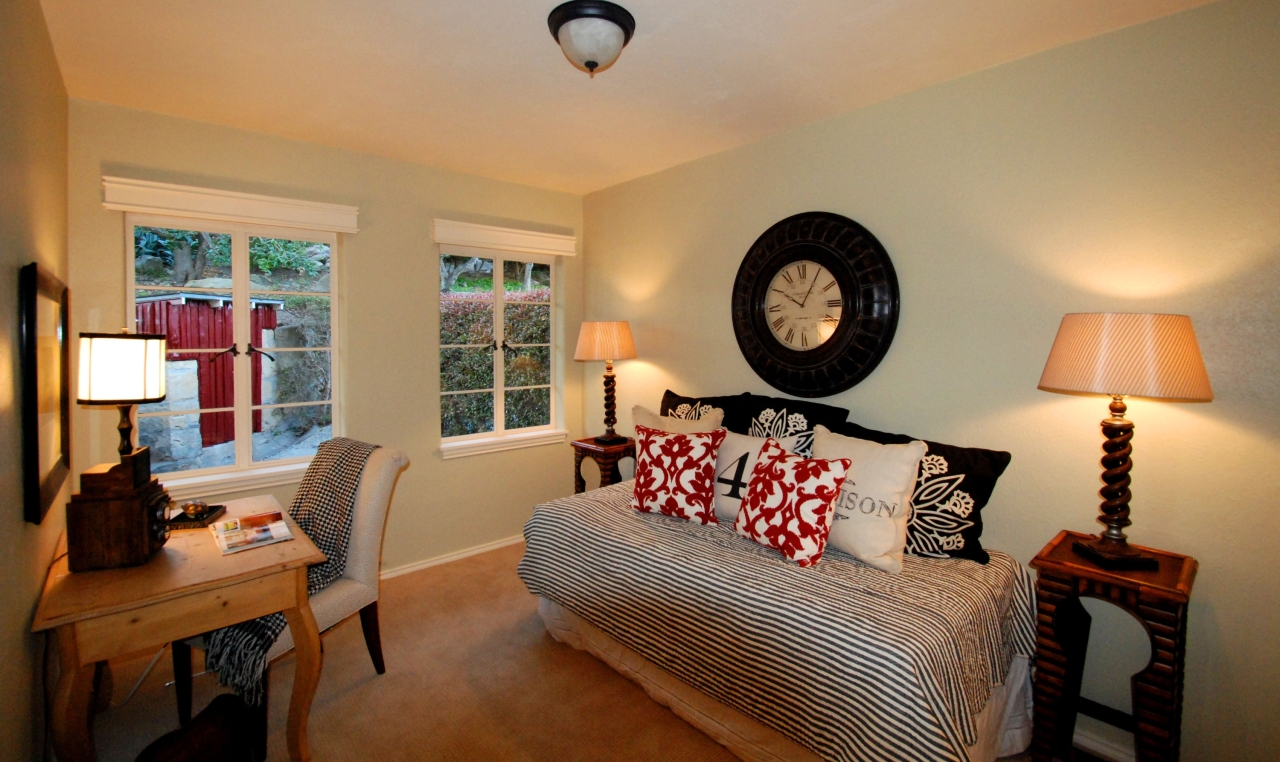 1401 Hillcrest Road Santa Barbara, CA 93103 - Photo 17 of 20 ENTRANCE LEVEL BEDROOM W/ATTACHED BATH