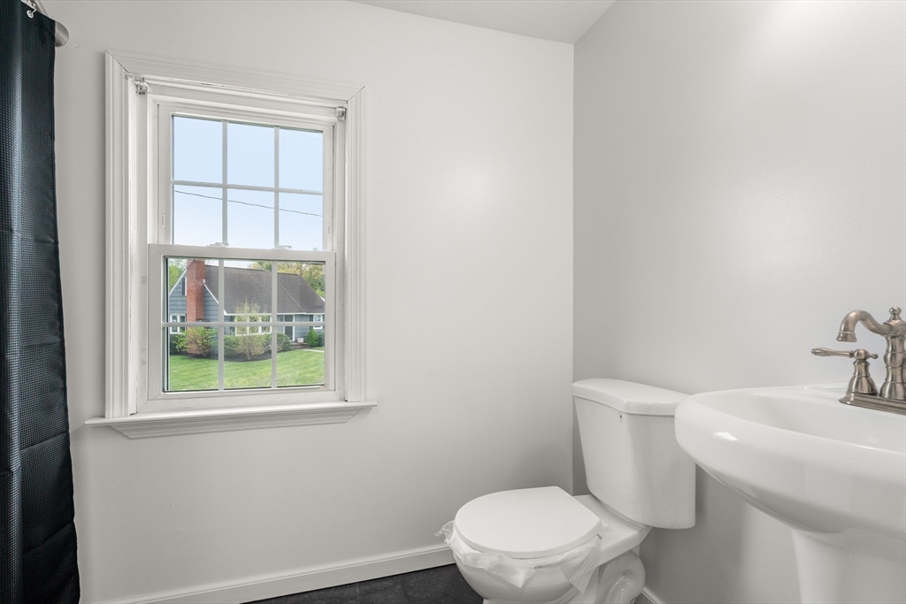 39 Pleasant Street Holyoke, MA 01040 - Photo 20 of 29