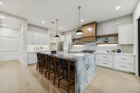 $925,000 | 614 Eleanor Street, Houston, TX 77009