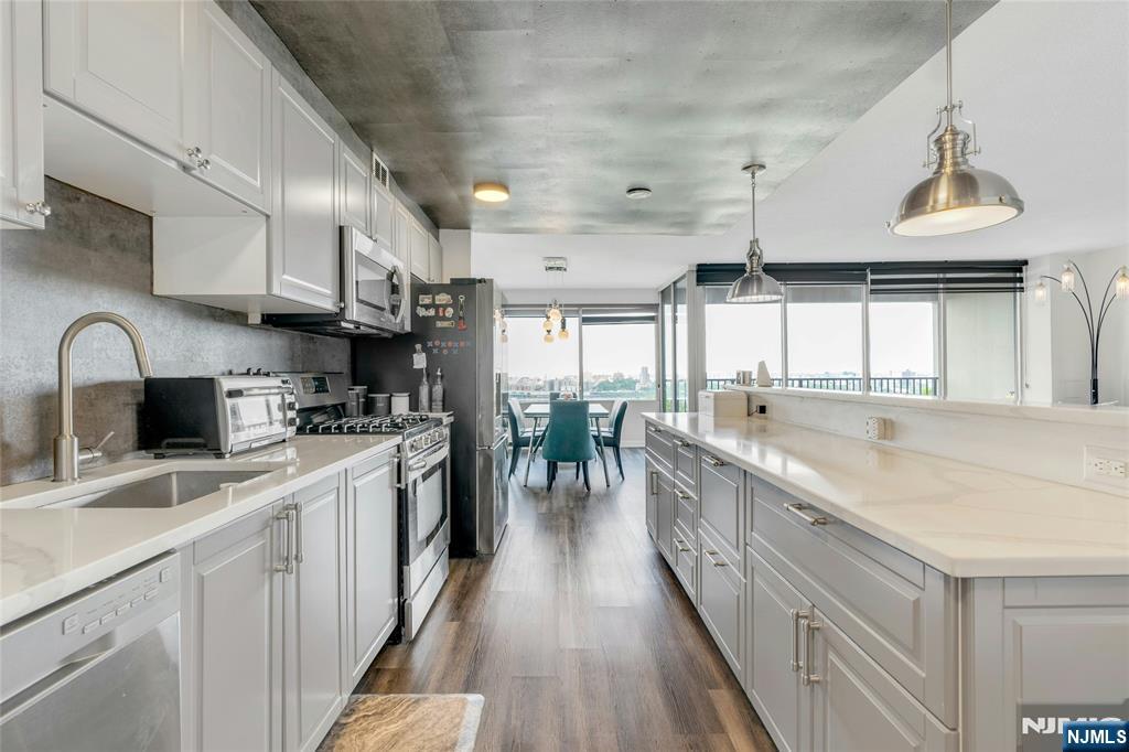 6 Horizon Road, Unit 411 Fort Lee, NJ 07024 - Photo 11 of 35