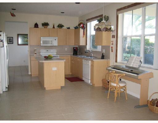 3898 Falcon Ridge Circle Weston, FL 33331 - Photo 5 of 7 Kitchen
